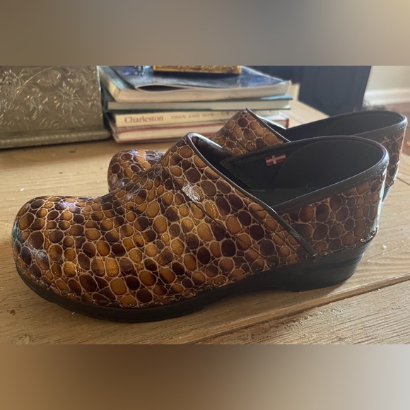 SANITA Clog - The original Dansko Clog! Crocodile Print - Brown - Picture 8 of 8